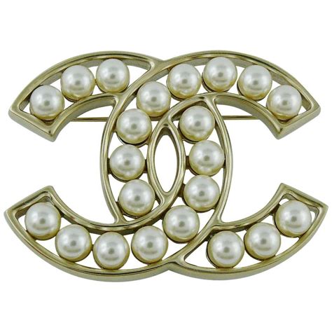 chanel pearl brooch 2017